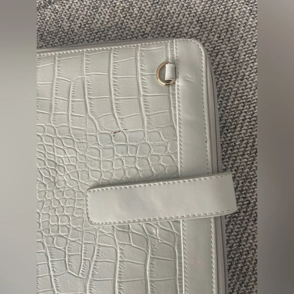 Carianni White IPad Case with Minimalist Design